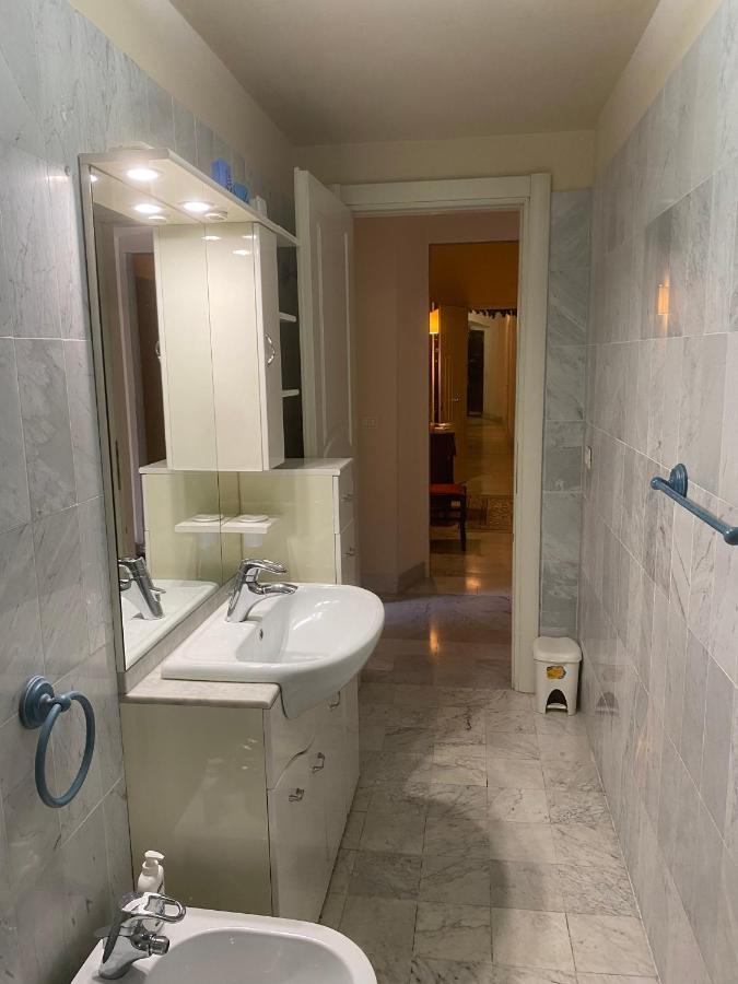 Renovated Apartment With 3 Bedrooms In An Historic Palazzo Between Port And Old Town Livorno Eksteriør bilde